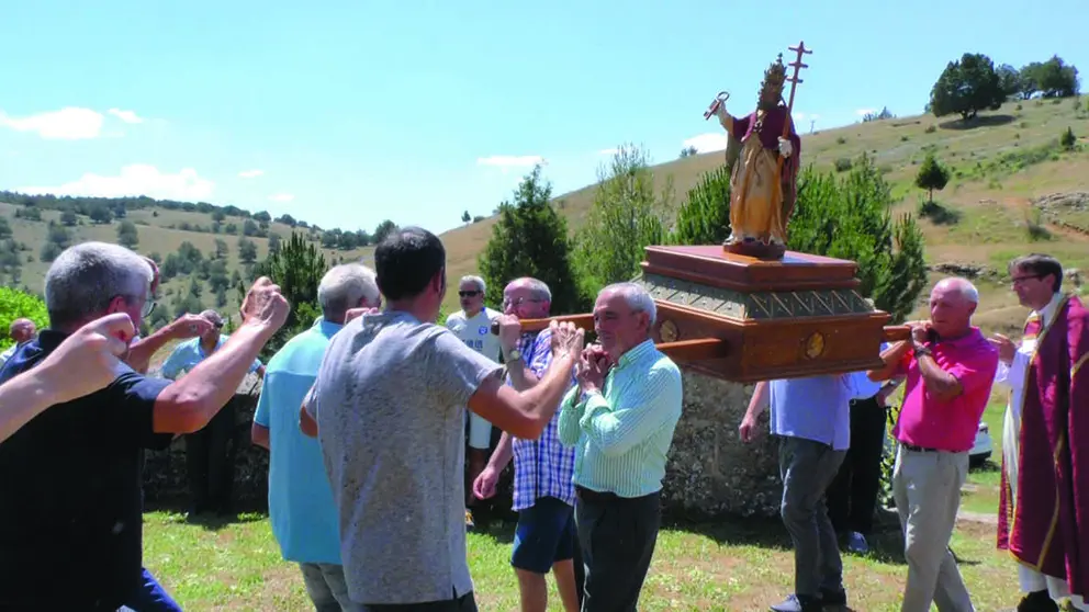 Vecinos de la localidad de Moncalvillo danzando alrededor del santo durante la subida a la iglesia