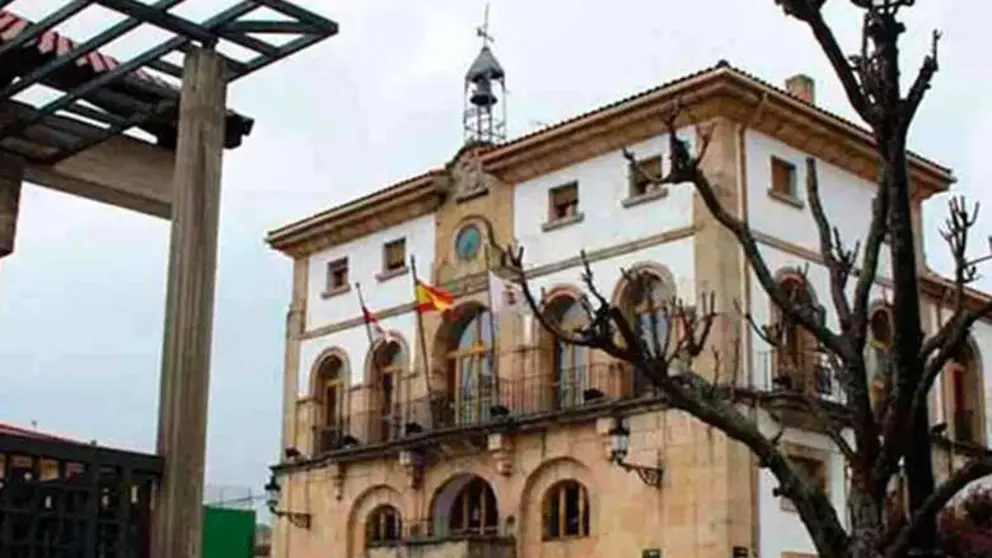 Fachada del Ayuntamiento de Covaleda.