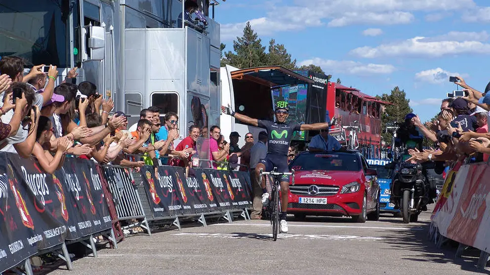 Nairo Quintana entrando en meta en las Lagunas de Neila (2013)