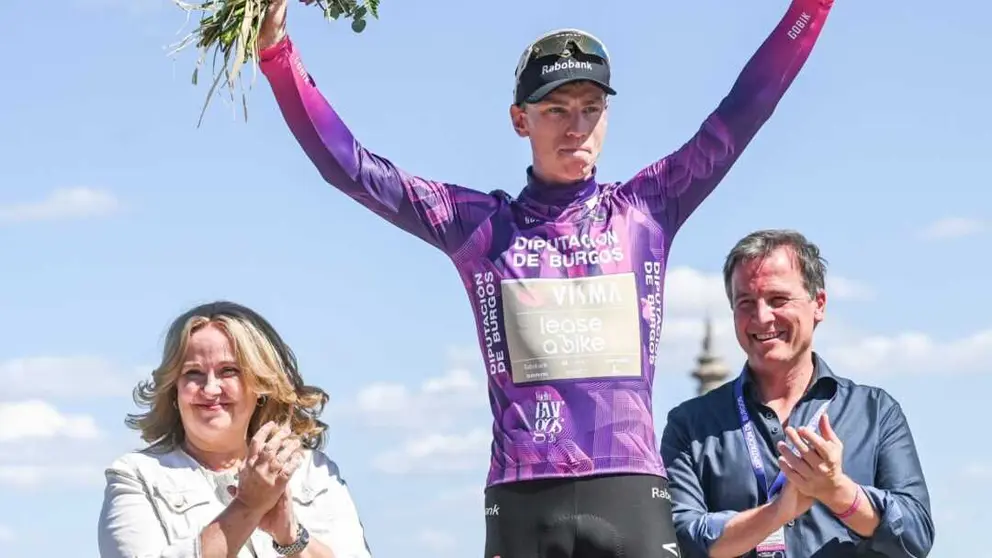 Matthew Brennan con el maillot morado de l&iacute;der de la general/ XLVIII Vuelta a Burgos