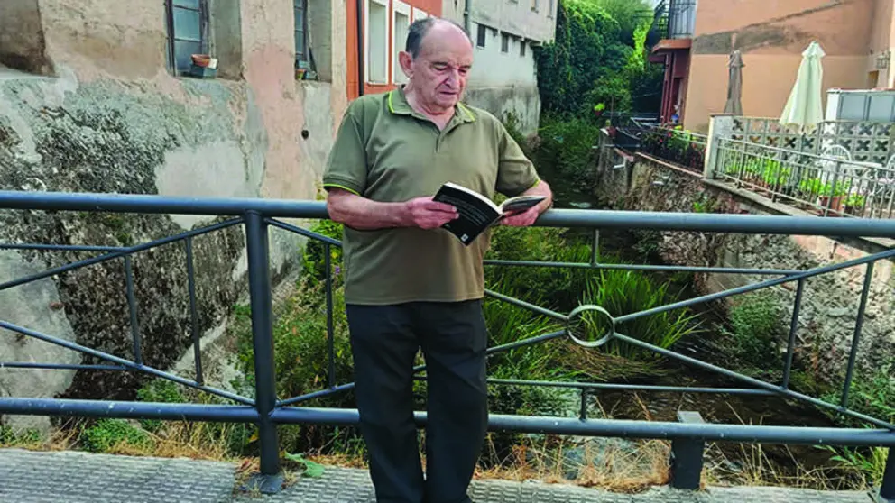El huerta&ntilde;o Avelino Rica Herrero posando con su nueva obra 'ME DUELEN'.