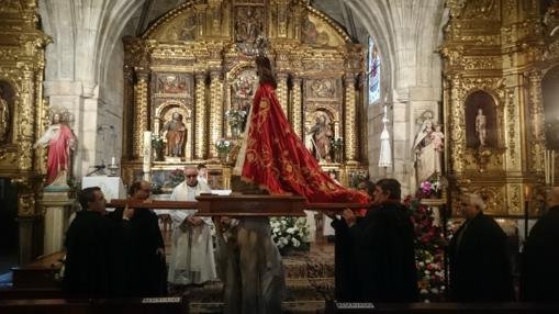 Procesión con la imagen de la Virgen, por el interior de la iglesia. Procesión con la imagen de la Virgen, por el interior de la iglesia.