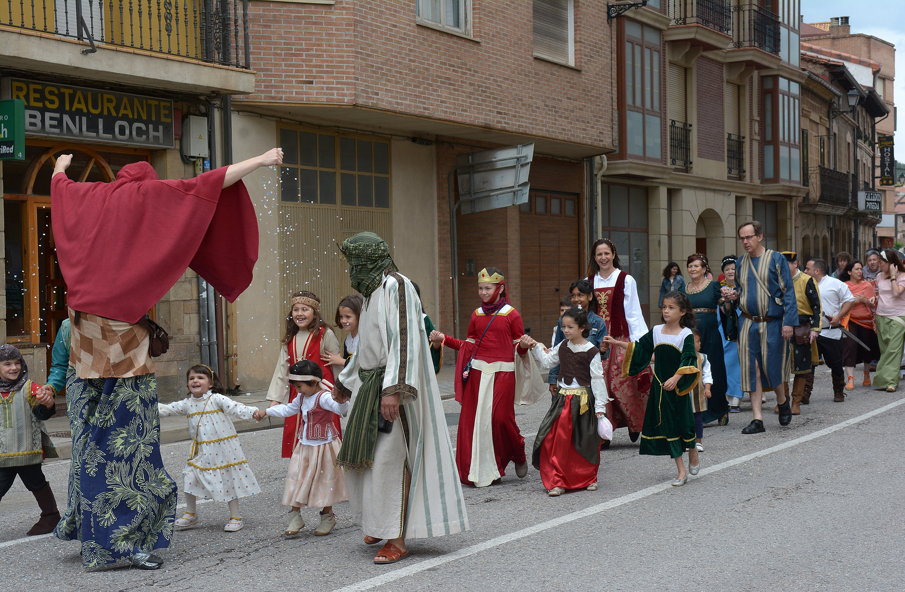 DSC_8978 DESFILE MEDIEVAL POR LAS CALLES DE SALAS
