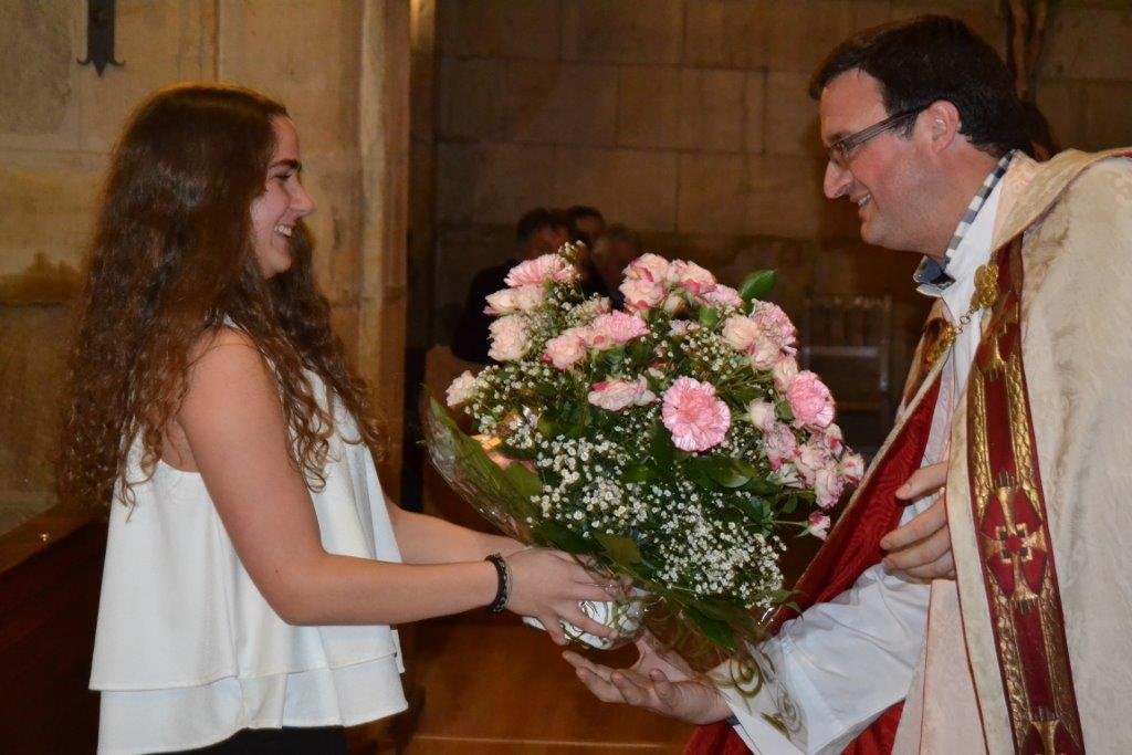 Entrega de flores al párroco en la Ofrenda de 2016. Entrega de flores al párroco en la Ofrenda de 2016.
