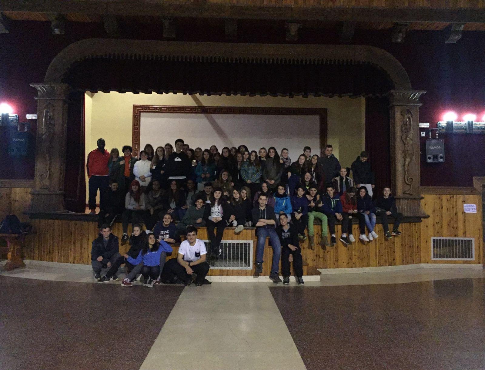 Alumnado francés y serrano con directora del IES, alcaldesa de Quintanar y profesorado francés