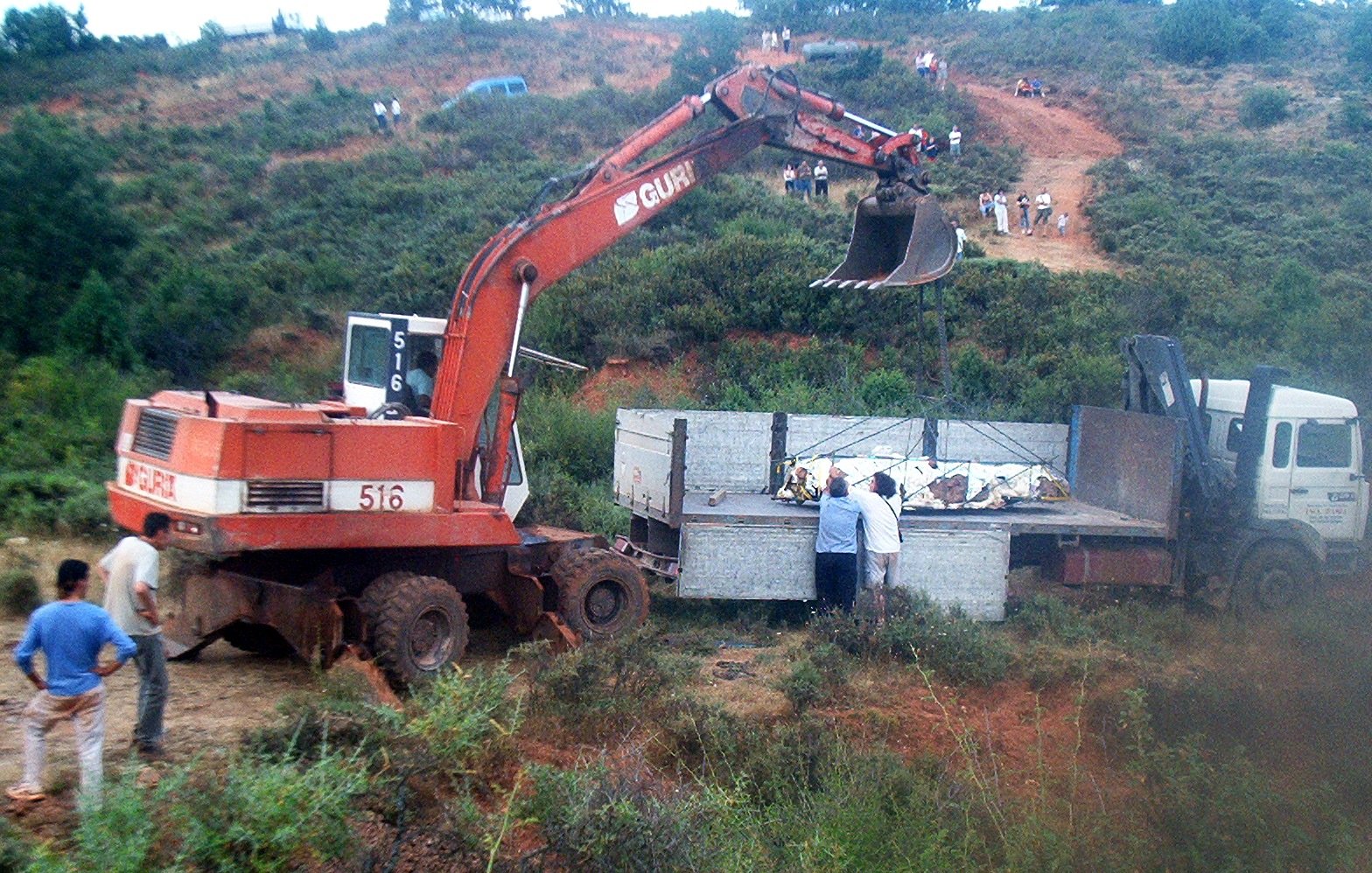 carga del bloque rocoso en un camión