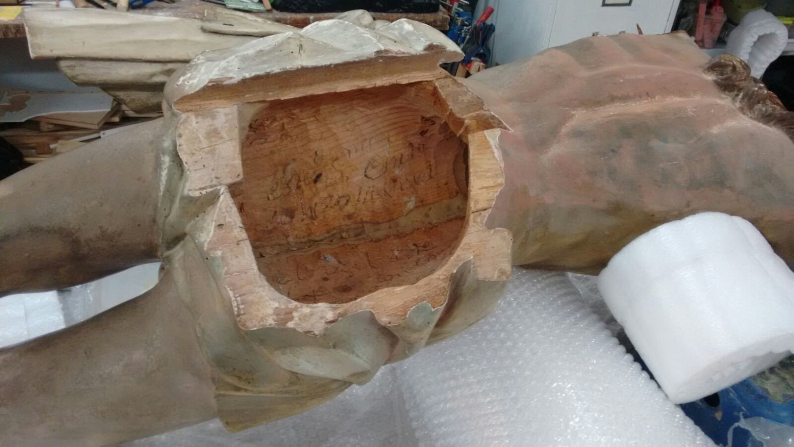 Foto del hueco dentro del Cristo Misere