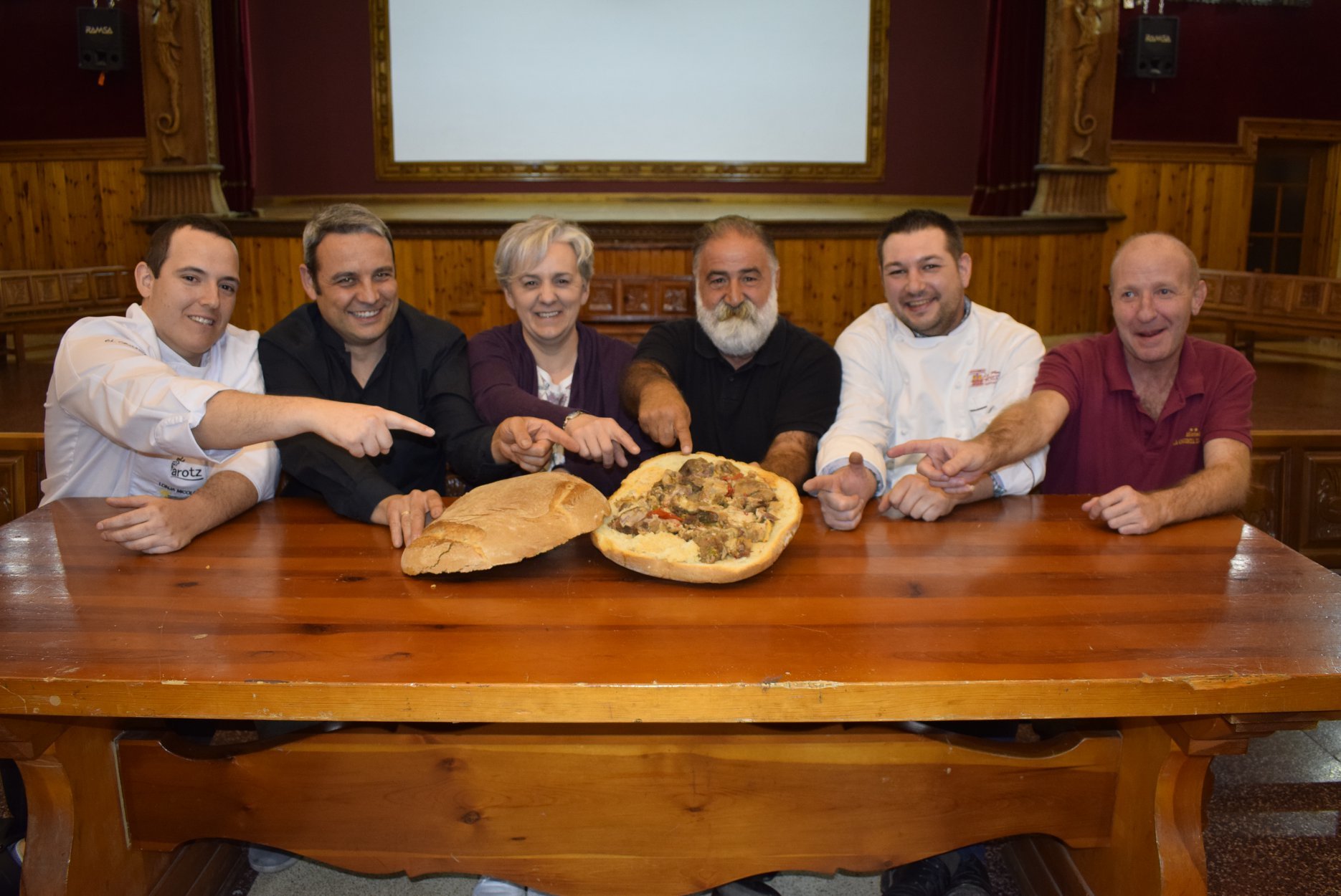 Los hosteleros quintanaros junto con el periodista Javier Pérez Andrés. Autor: El Arcón. Los hosteleros quintanaros junto con el periodista Javier Pérez Andrés. Autor: El Arcón.