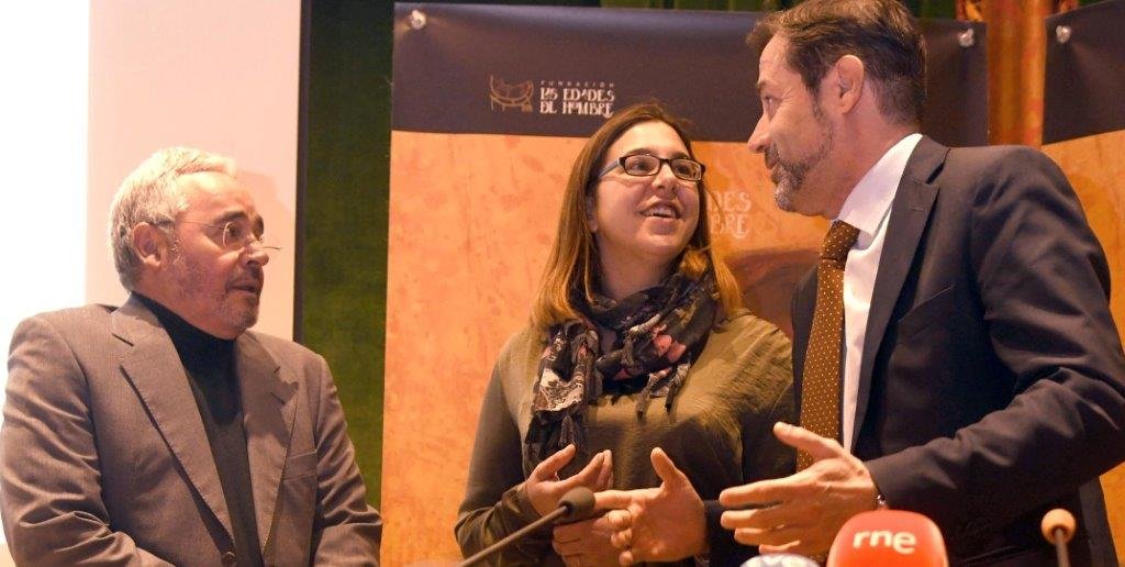 La alcaldesa, entre el director de turismo y el Secretario de las Edades. La alcaldesa, entre el director de turismo y el Secretario de las Edades.