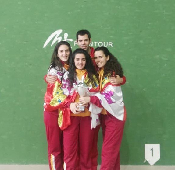 EQUIPO CYL FEM, Y ENTRENADOR isa en medio