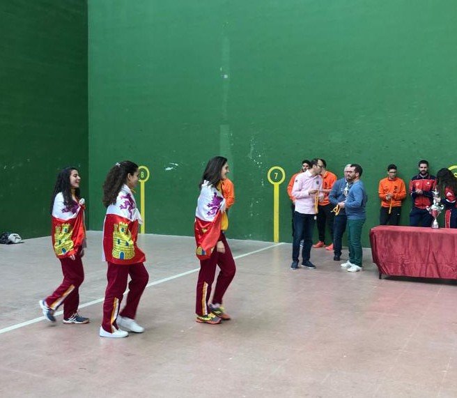 recogiendo galardon en pista