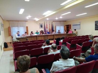 Salón del Ayuntamiento de Salas en una sesión municipal.