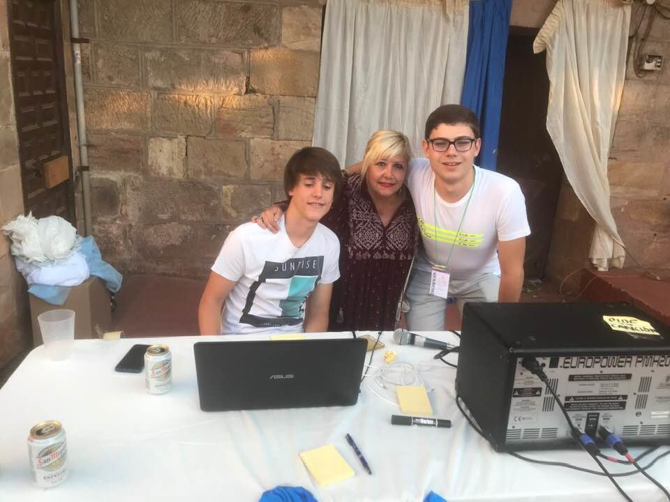 Loli de Domingo, una de las concejalas del Ayuntamiento de Salas junto a dos jóvenes de la asociación Loli de Domingo, una de las concejalas del Ayuntamiento de Salas junto a dos jóvenes de la asociación