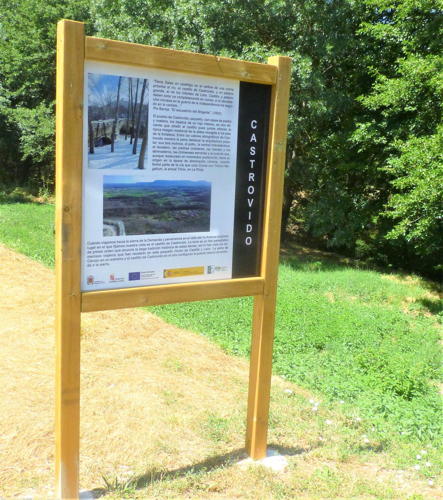 Varios carteles informativos dan protagonismo al Castillo de Castrovido y a su entorno