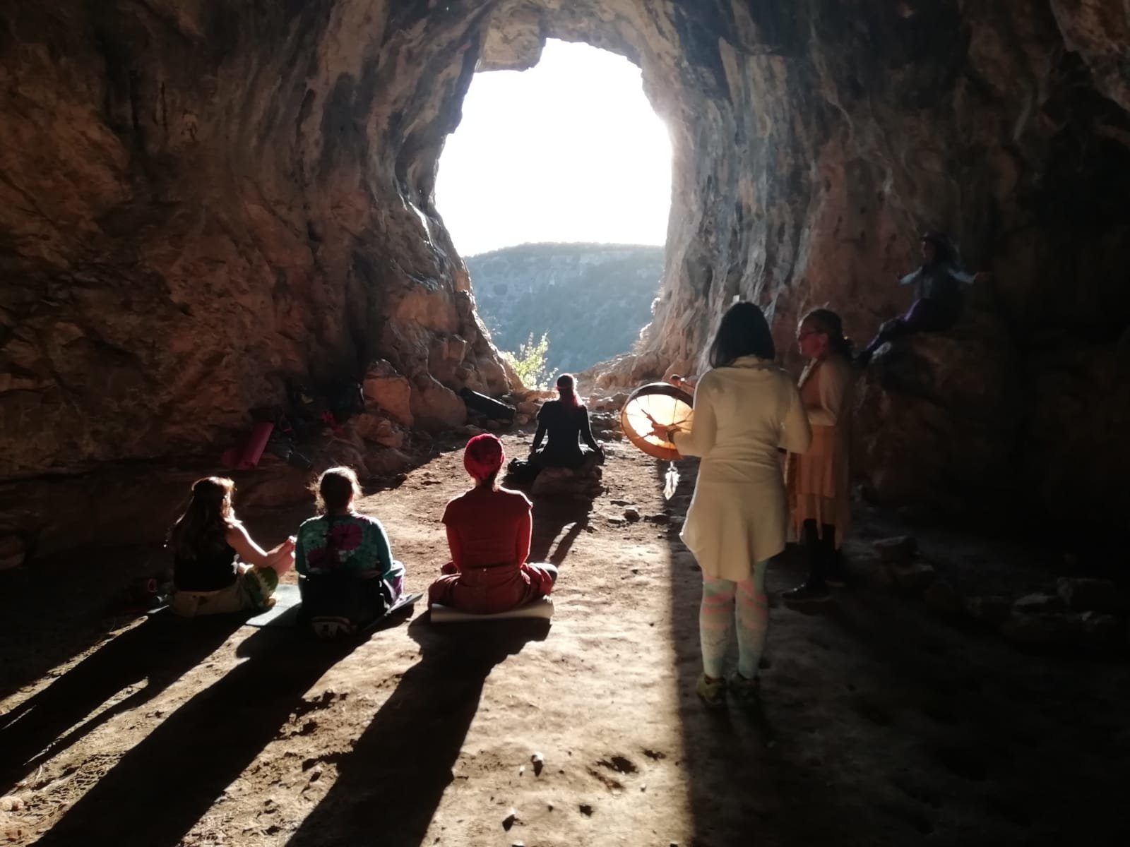 Imágenes de las participantes en una de las cuevas de El Cañón. Imágenes de las participantes en una de las cuevas de El Cañón.
