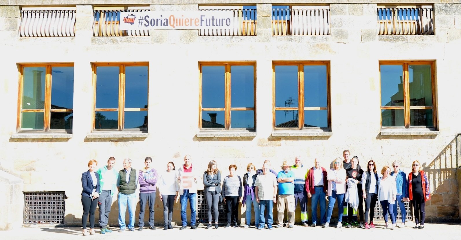 Vecinos de Duruelo en la concentración en la plaza de la Carta Puebla.