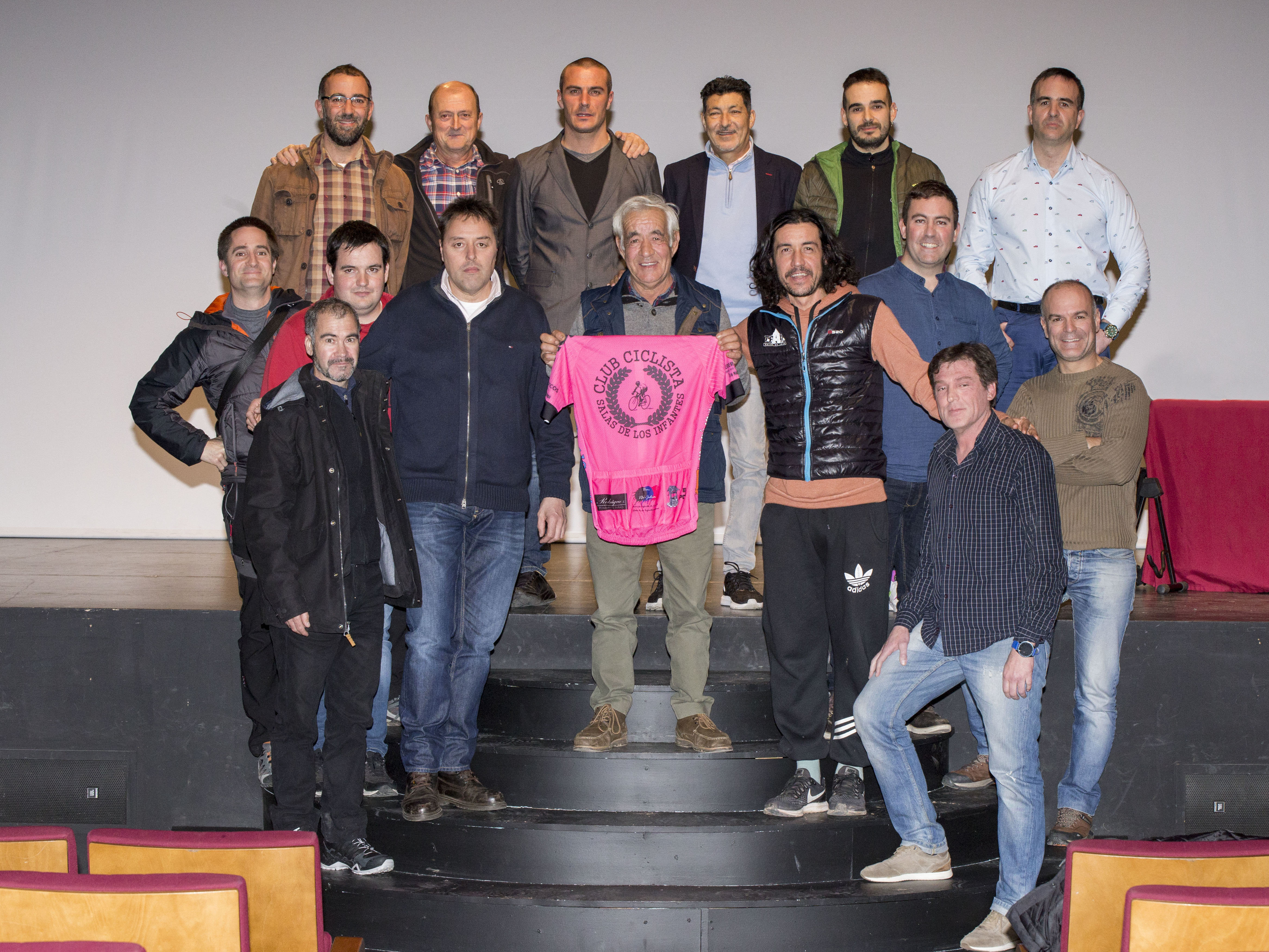 Foto tomada al final de la conferencia con miembros del club ciclista y grandes aficionados a la bici acompañando al gran corredor Eduardo Chozas. Fotos: Rebeca Barbero f2 Estudio.