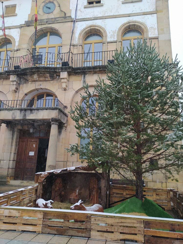 Todos los vecinos que lo deseen pueden decorar el belén y el árbol navideños de la Plaza Mayor. Todos los vecinos que lo deseen pueden decorar el belén y el árbol navideños de la Plaza Mayor.