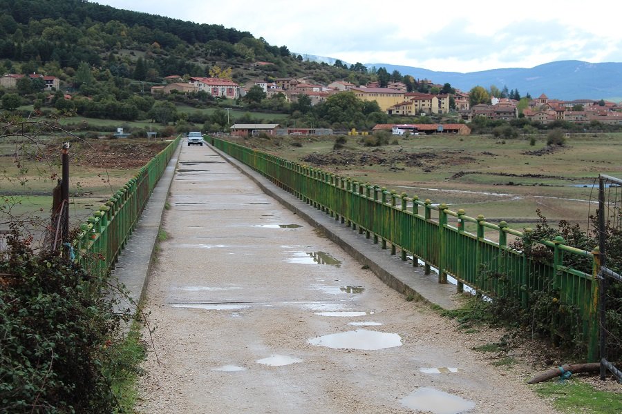 Puente sobre el embalse en la zona de Vinuesa. Puente sobre el embalse en la zona de Vinuesa.