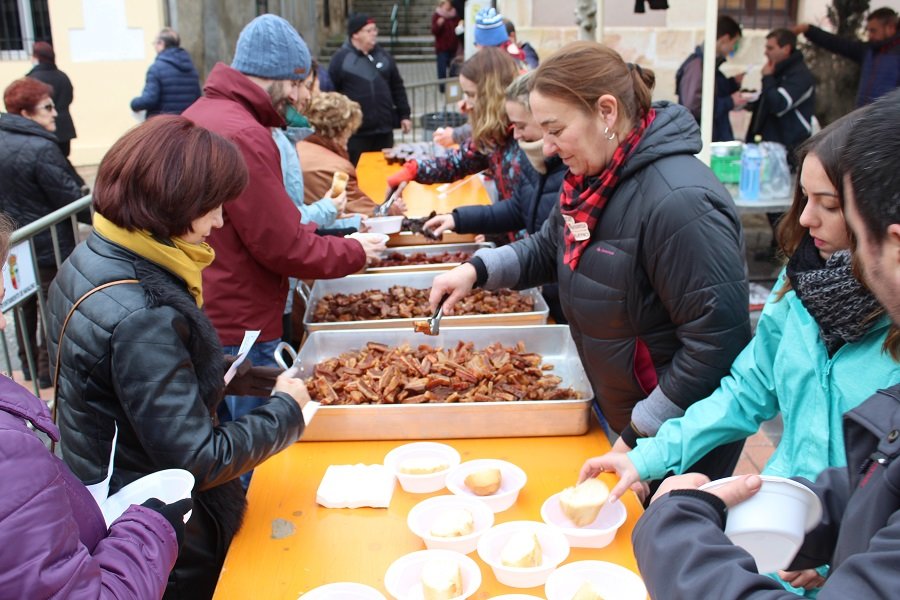 Navaleno vive el homenaje al gorrino con reparto de viandas, danzas, cocido y música