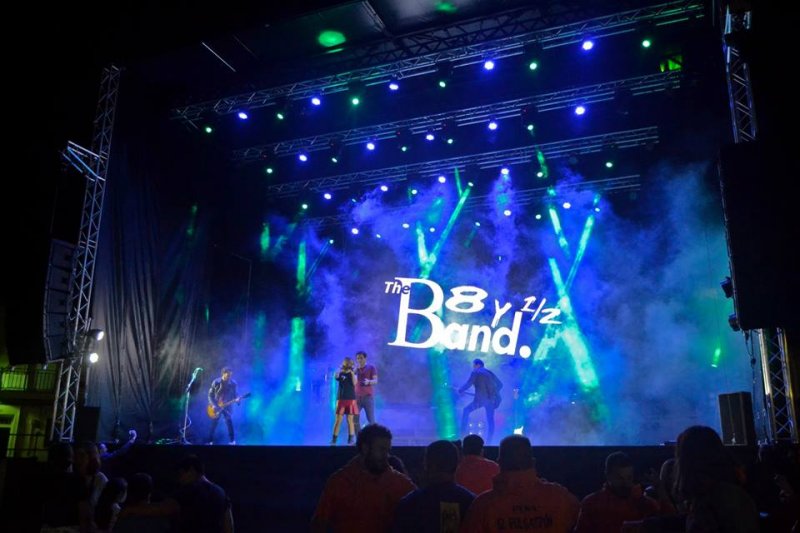 ACTUACIÓN DE OCHOYMEDIOBAND