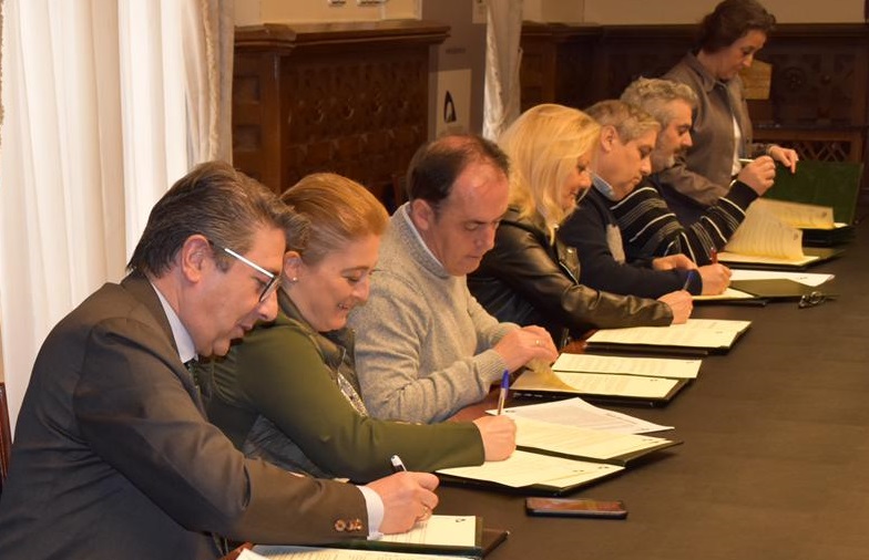 Firma de los convenios en la sala de comisiones de la Diputación de Soria. Firma de los convenios en la sala de comisiones de la Diputación de Soria.