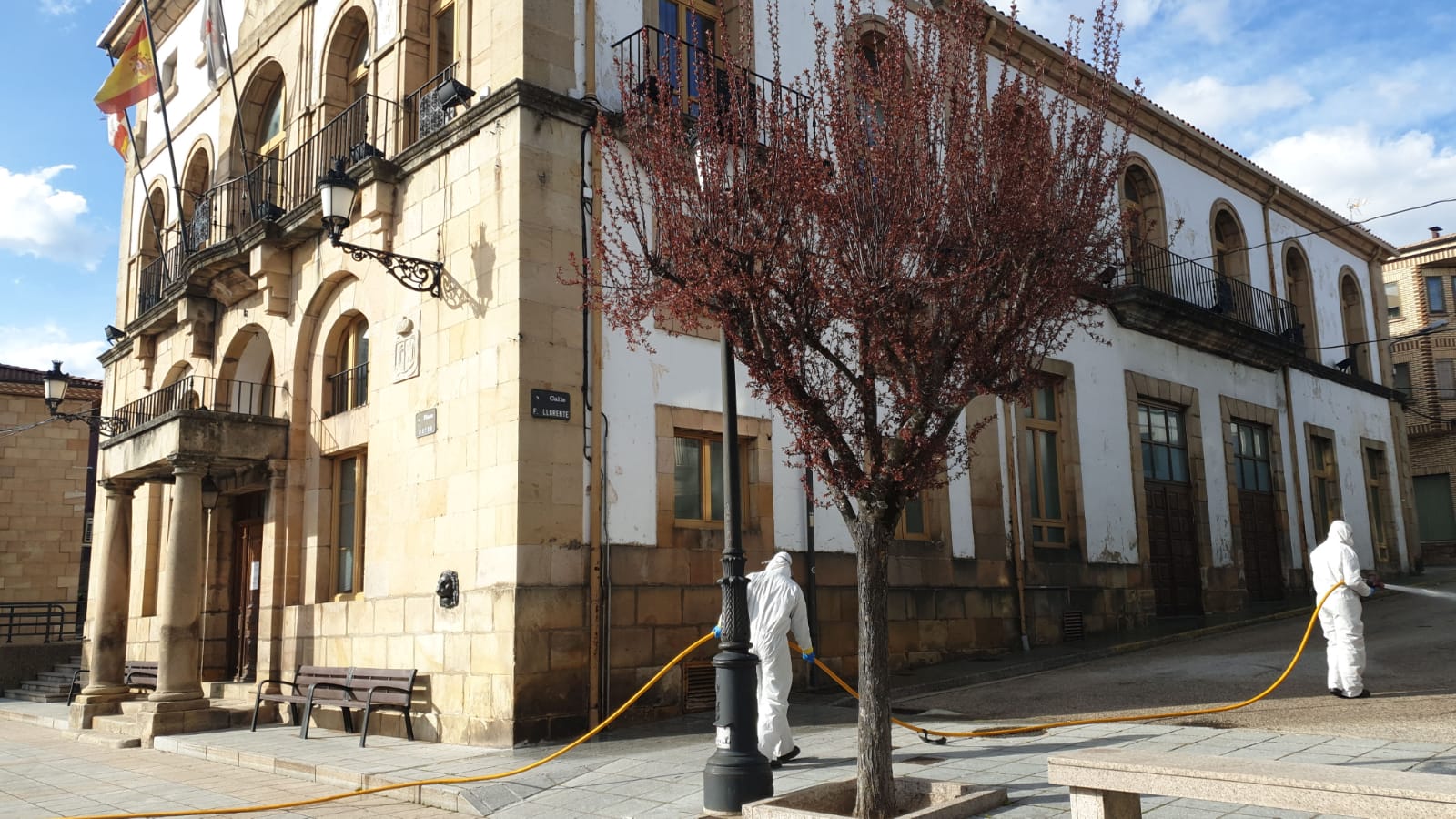 Desinfección en el exterior de la Casa Consistorial de Covaleda. Fotos: Subdelegación del Gobierno y Jesús Alconero. Desinfección en el exterior de la Casa Consistorial de Covaleda. Fotos: Subdelegación del Gobierno y Jesús Alconero.