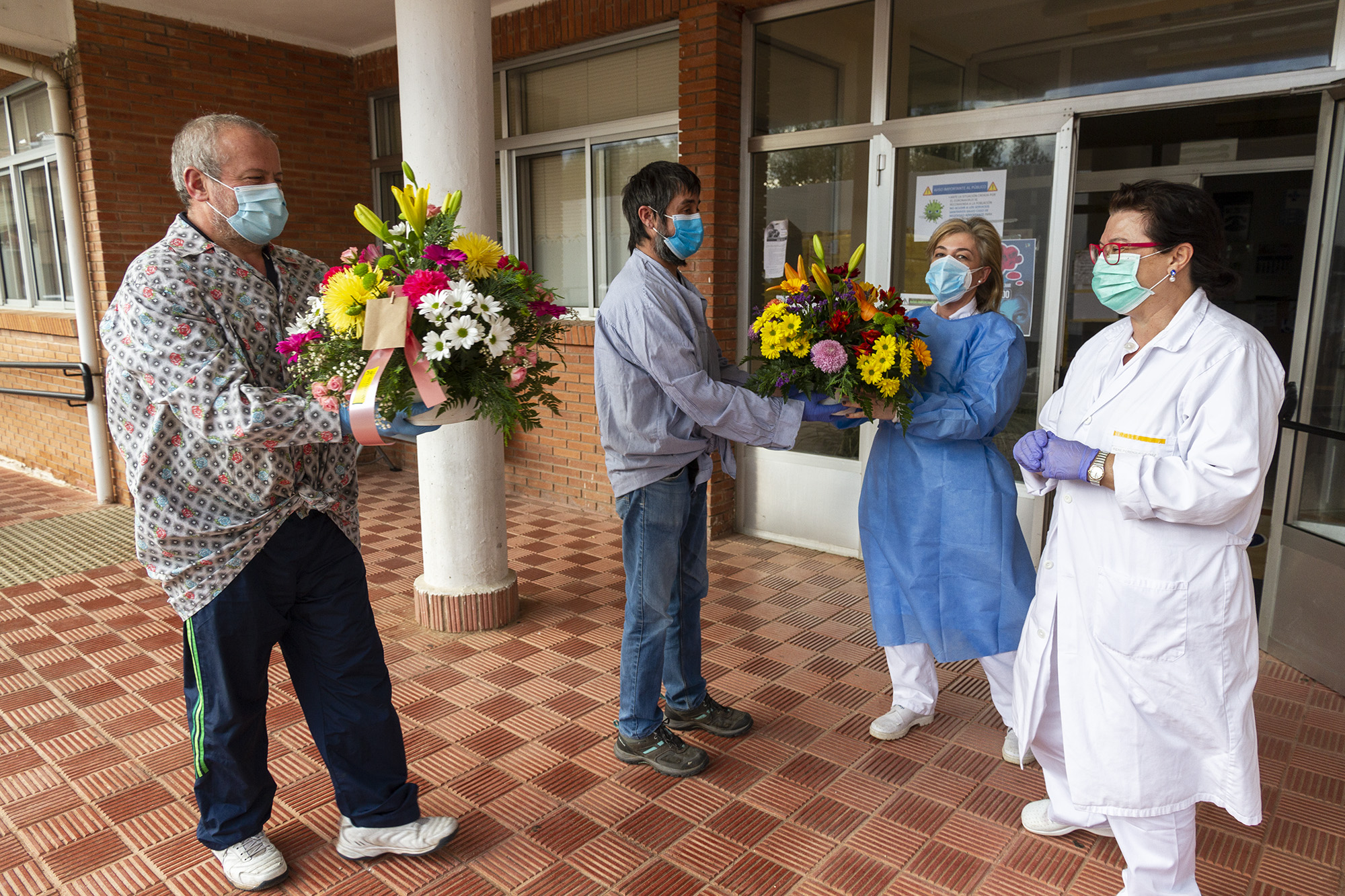 Entrega de flores a los sanitarios. Fotografías: Beatriz Montero