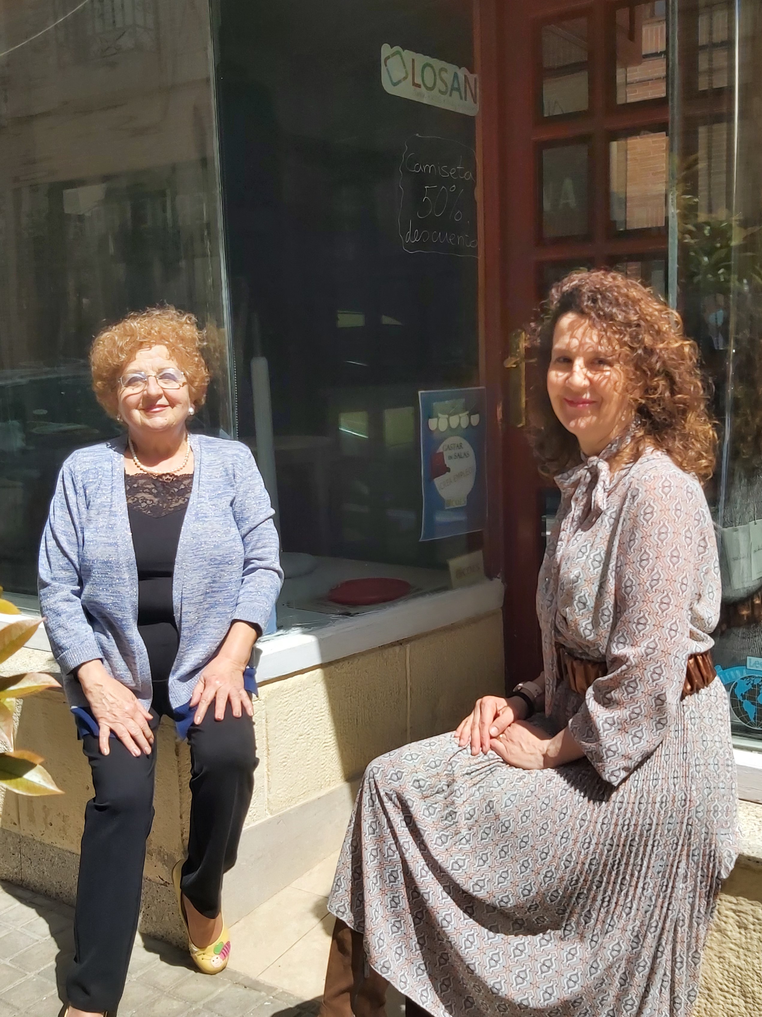 Maribel y Mabela en su tienda de ropa de Salas de los Infantes, en Burgos.