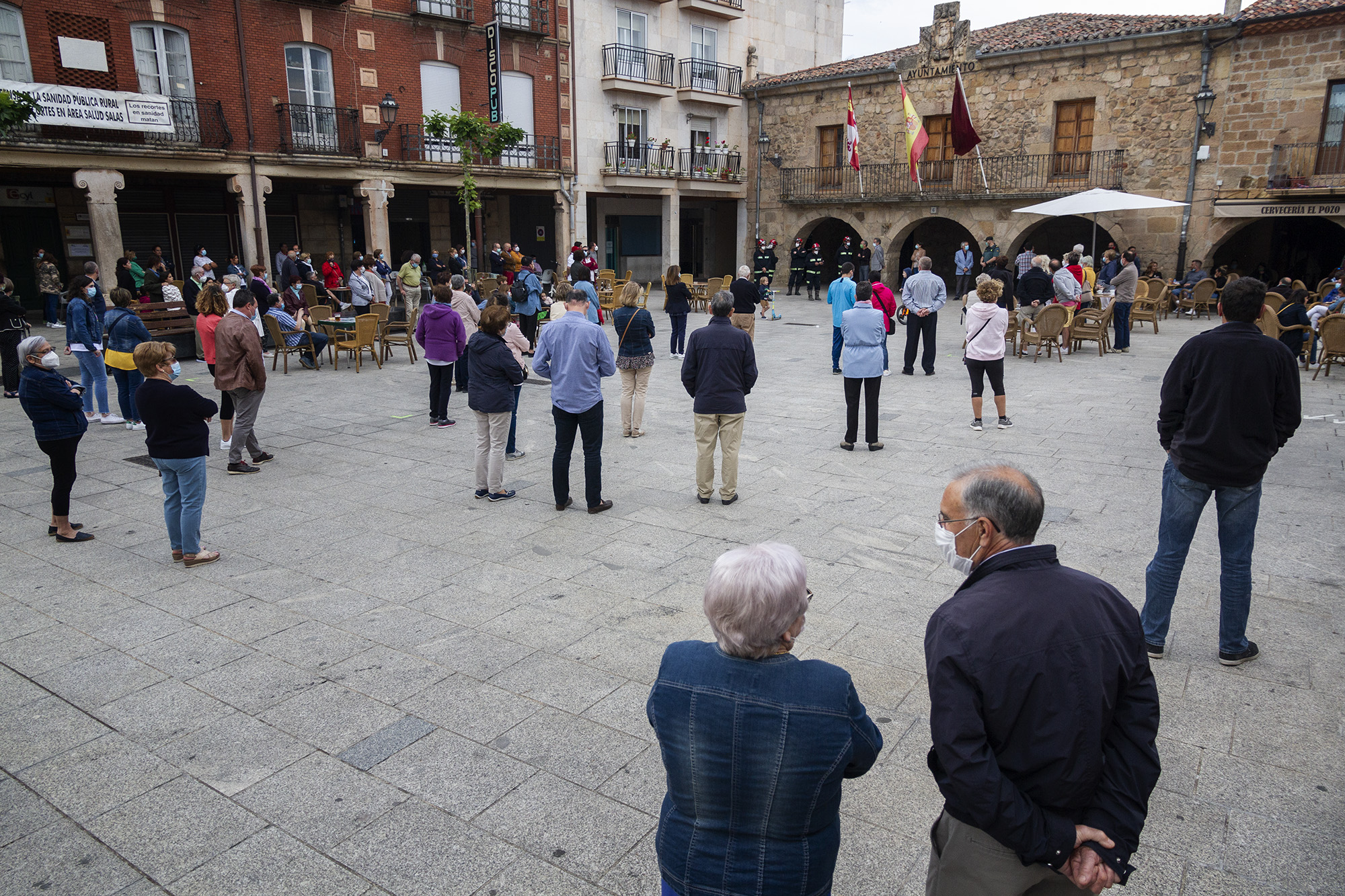 Plaza mayor de Salas durante el minuto de silencio. Fotografías: Beatriz Montero