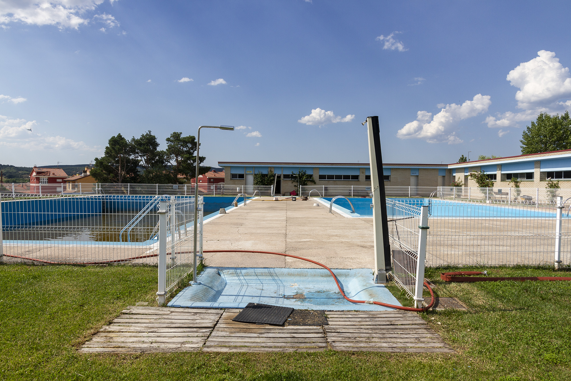 Puesta a punto de las piscinas de Salas. Fotografías: Beatriz Montero