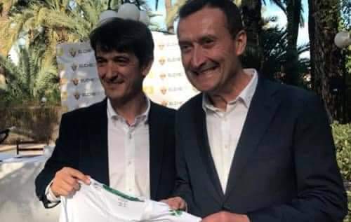 El alcalde de Elche Carlos González felictia a Pacheeta por el homenaje