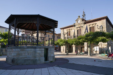 FOTO DE LA PLAZA MAYOR DE QUINTANAR DE LA SIERRA