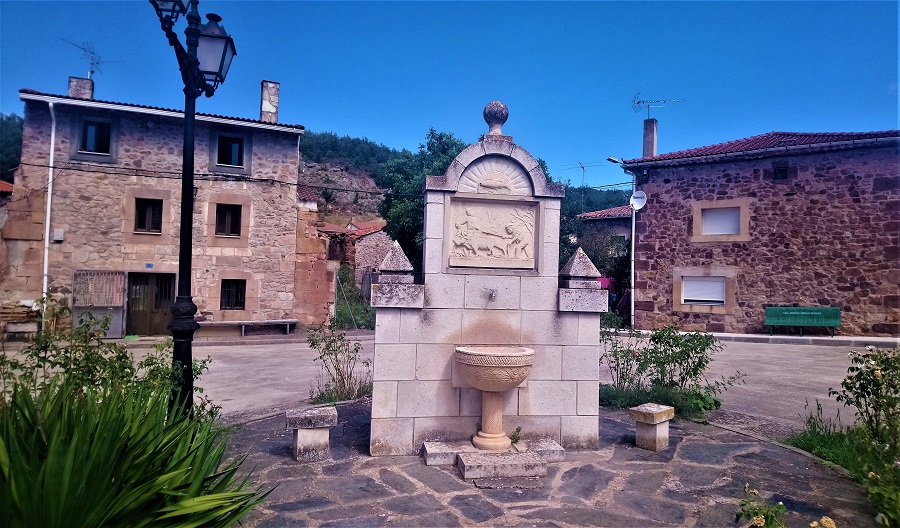 P.de los Moros. Fuente en la plaza