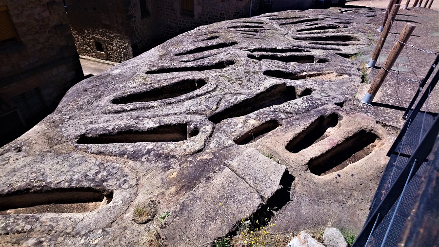 Regumiel de la Sierra: Necrópolis y dinosaurios en un mar de pinos