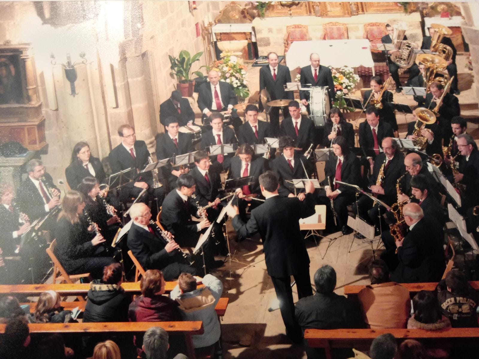 BANDA DE SALAS INTERPRETANDO UNA PIEZA