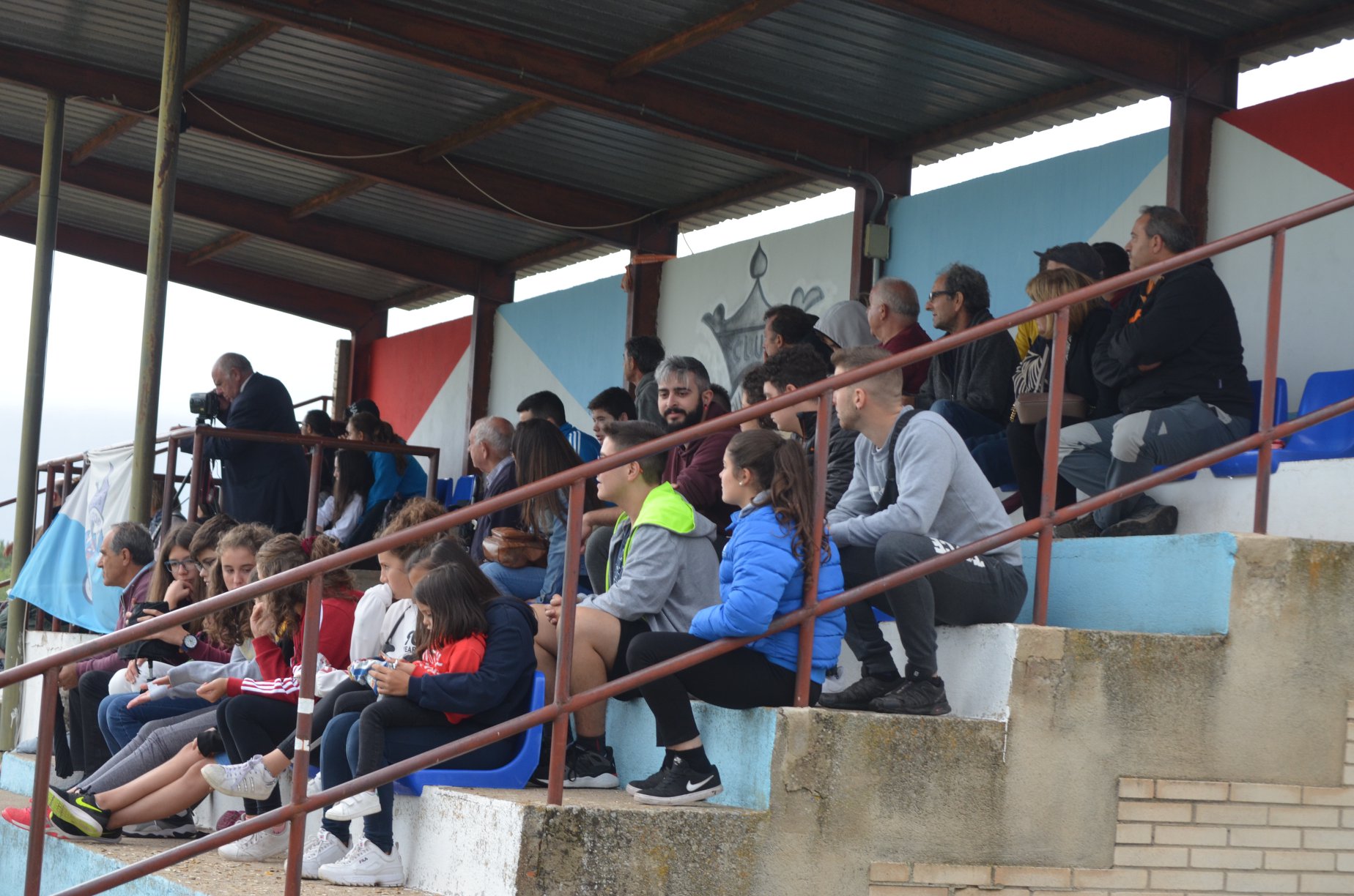 GRADA LLENVA PARA VER AL SALAS