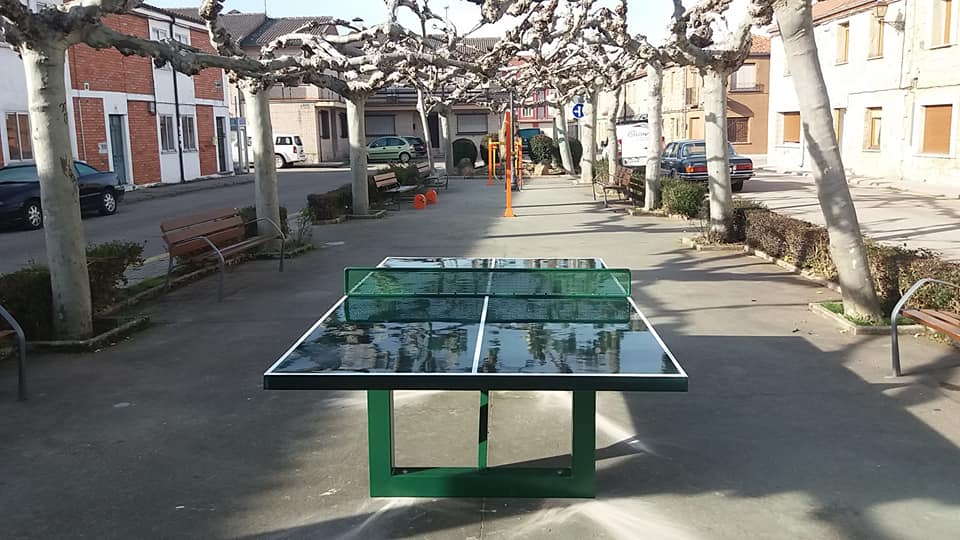 MESA DE PIN PON EN LA CALLE PALACIO DE SALAS DE LOS INFANTES