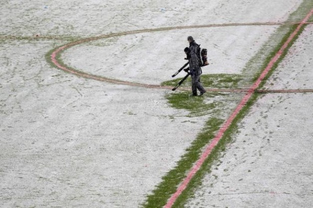 trabajador-retira-nieve-superficie-juego-justo-antes-ligue-1-francesa-partido-futbol-fue-cancelada-arbitro-lille-metropole-stadium-villeneuve-d-ascq-rf_319495