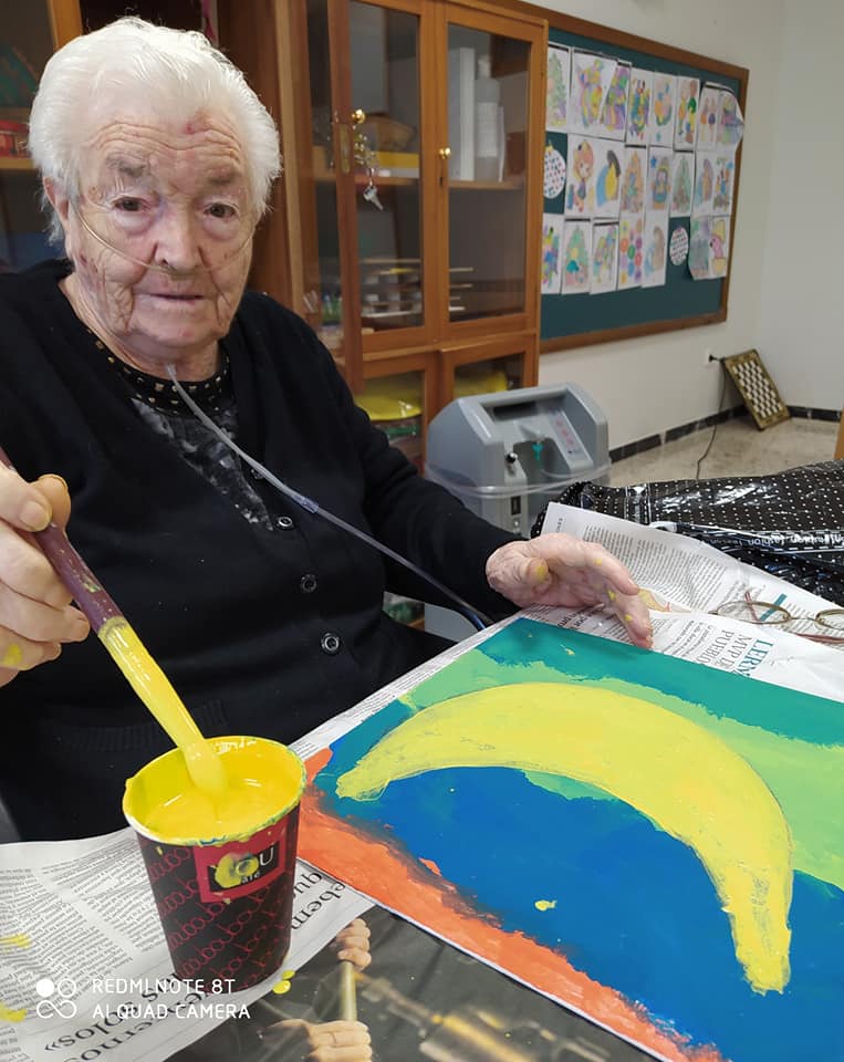 ABUELA CON LA BROCHA