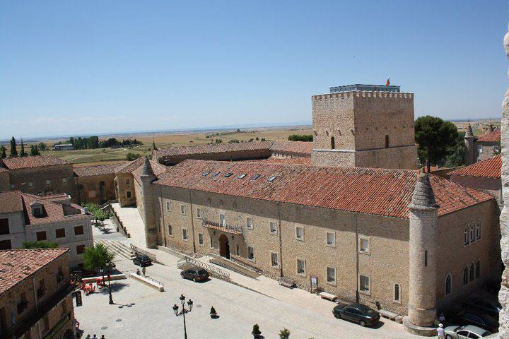 EXTERIOR DEL MONASTERIO EN UNA MAÑANA DE SOL