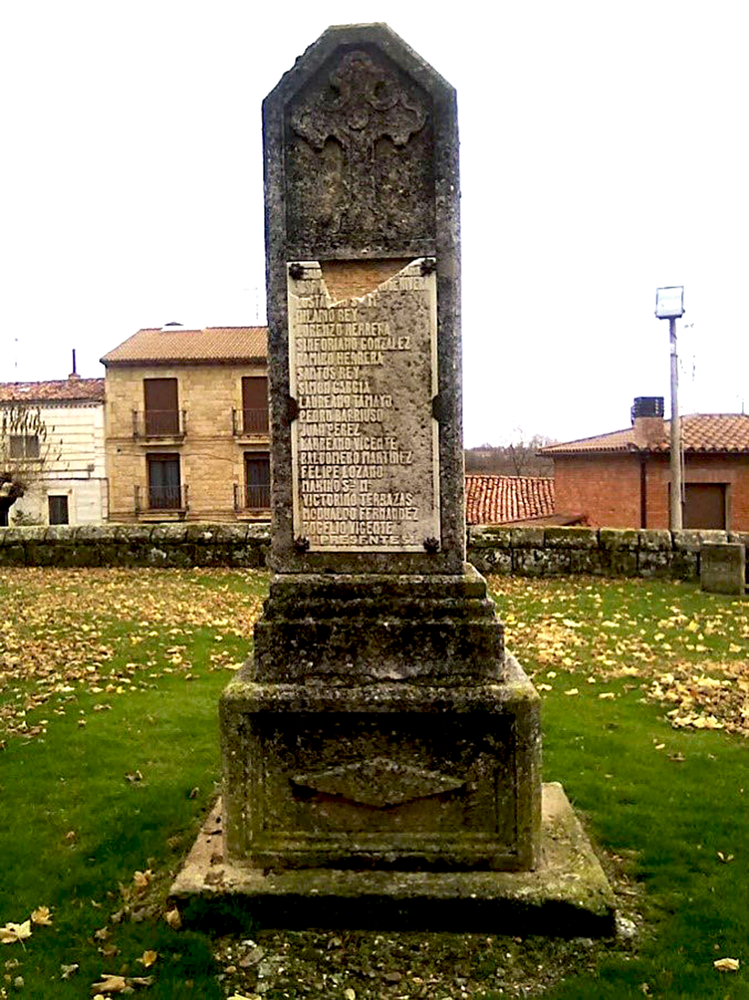 Lápida de los caídos en Salas de los Infantes.