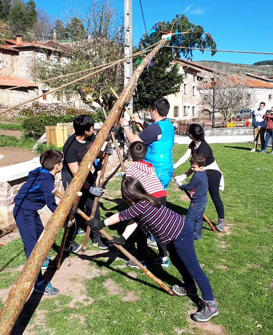 Pingada del Mayo infantil en Tolbaños de Arriba