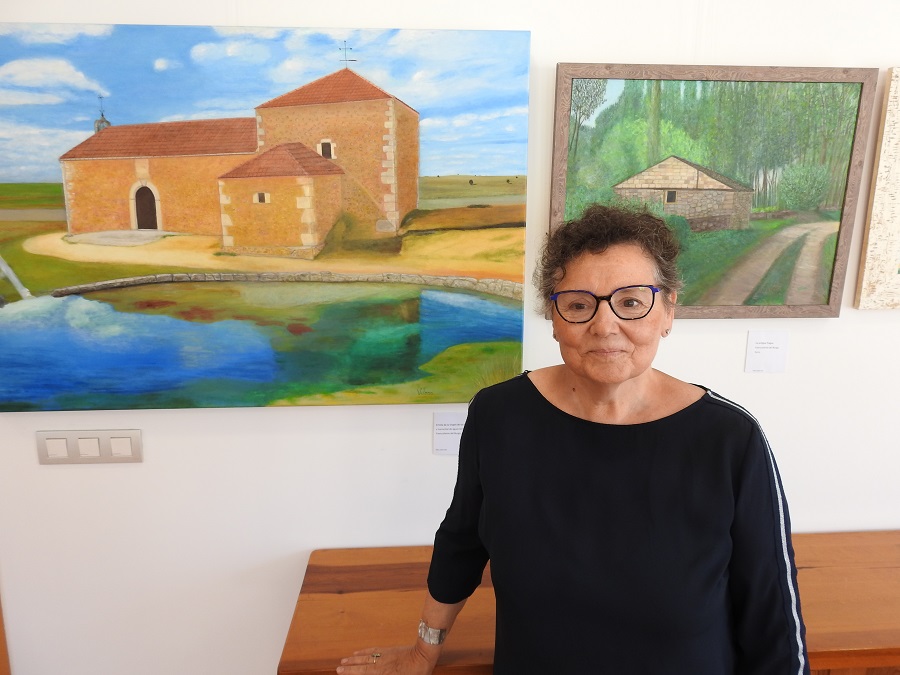 María Antonia Viloca, junto a dos de sus obras, en la Exposición de San Leonardo..