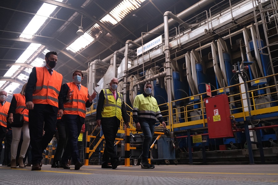 202109014+PRESIDENTE+VISITA+KRONOSPAN-01