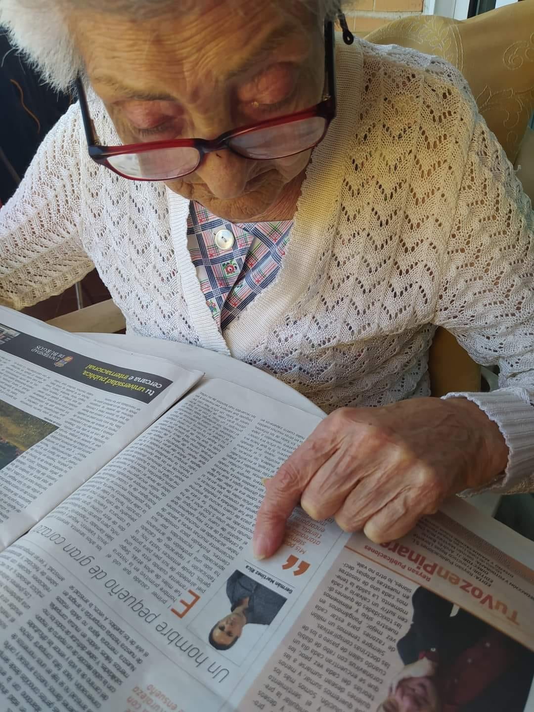 FOTO DE PORFIRIA SEÑALANDO EL PERIÓDICO