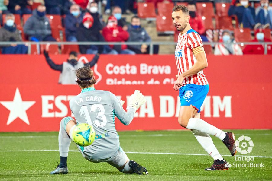 Stuani-remate-cruzado-ante-Caro