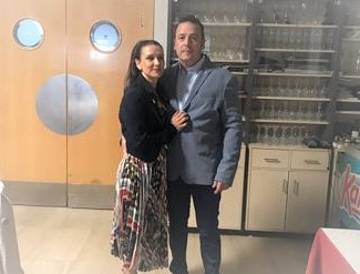 CONCHI Y MARIDO DENTRO DEL RESTAURANTE