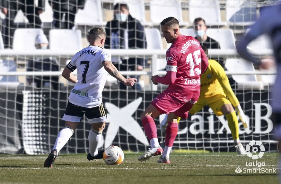 Juanma-regateando-a-Rodri-Tarin