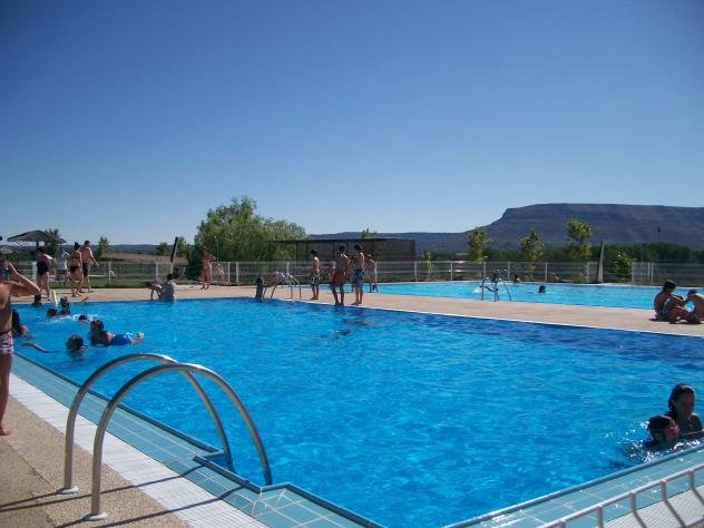 La apertura de las piscinas enciende el verano en Pinares
